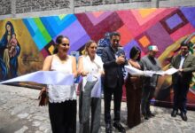 La imagen del chile en nogada, un tibor de talavera y un huehue de Xonaca son algunos de los elementos plasmados en el mural “Tributo al Barrio”, obra del artista Israel Jiménez Andrade, conocido como Foster.