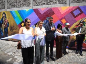 La imagen del chile en nogada, un tibor de talavera y un huehue de Xonaca son algunos de los elementos plasmados en el mural “Tributo al Barrio”, obra del artista Israel Jiménez Andrade, conocido como Foster.