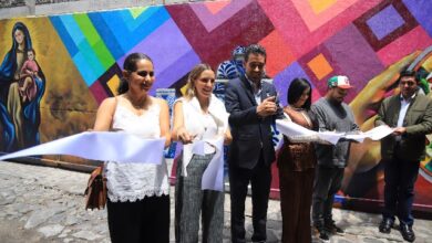 La imagen del chile en nogada, un tibor de talavera y un huehue de Xonaca son algunos de los elementos plasmados en el mural “Tributo al Barrio”, obra del artista Israel Jiménez Andrade, conocido como Foster.