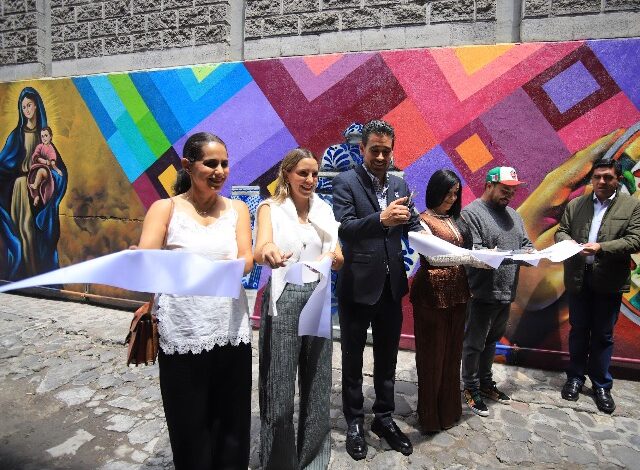La imagen del chile en nogada, un tibor de talavera y un huehue de Xonaca son algunos de los elementos plasmados en el mural “Tributo al Barrio”, obra del artista Israel Jiménez Andrade, conocido como Foster.