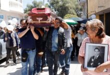 Entre exigencias de justicia, globos blancos y aplausos, familiares, amigos, vecinos y colegas dieron el último adiós a Josué Martínez, periodista conocido como "El Jaguar"