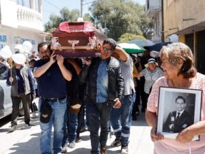 Entre exigencias de justicia, globos blancos y aplausos, familiares, amigos, vecinos y colegas dieron el último adiós a Josué Martínez, periodista conocido como "El Jaguar"
