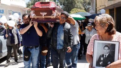Entre exigencias de justicia, globos blancos y aplausos, familiares, amigos, vecinos y colegas dieron el último adiós a Josué Martínez, periodista conocido como "El Jaguar"