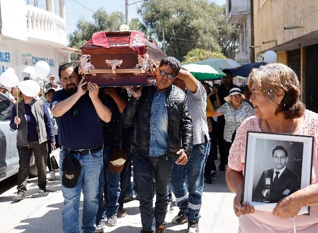 Entre exigencias de justicia, globos blancos y aplausos, familiares, amigos, vecinos y colegas dieron el último adiós a Josué Martínez, periodista conocido como "El Jaguar"