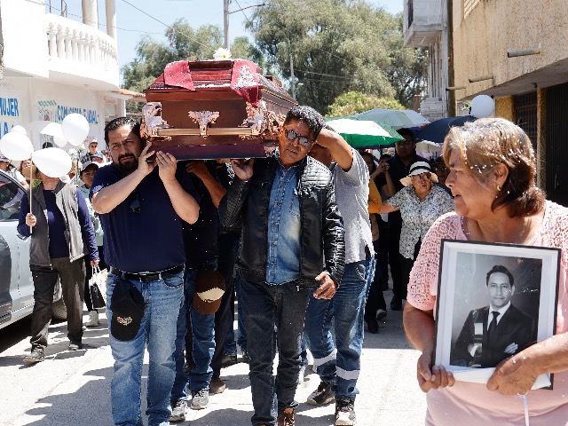 Entre exigencias de justicia, globos blancos y aplausos, familiares, amigos, vecinos y colegas dieron el último adiós a Josué Martínez, periodista conocido como "El Jaguar"
