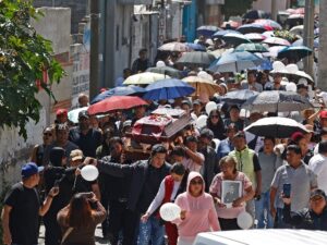 Entre exigencias de justicia, globos blancos y aplausos, familiares, amigos, vecinos y colegas dieron el último adiós a Josué Martínez, periodista conocido como "El Jaguar"