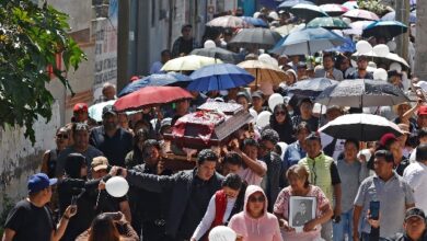 Entre exigencias de justicia, globos blancos y aplausos, familiares, amigos, vecinos y colegas dieron el último adiós a Josué Martínez, periodista conocido como "El Jaguar"