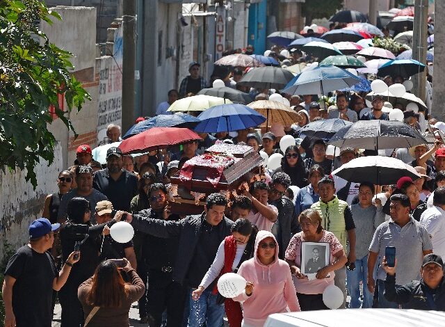 Entre exigencias de justicia, globos blancos y aplausos, familiares, amigos, vecinos y colegas dieron el último adiós a Josué Martínez, periodista conocido como "El Jaguar"