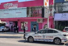 Un elemento de la Policía Auxiliar de Puebla perdió la vida por un disparo aparentemente autoinfligido al exterior del comercio donde prestaba servicio, ubicado sobre el Circuito Juan Pablo II,
