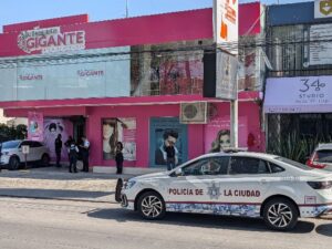 Un elemento de la Policía Auxiliar de Puebla perdió la vida por un disparo aparentemente autoinfligido al exterior del comercio donde prestaba servicio, ubicado sobre el Circuito Juan Pablo II,