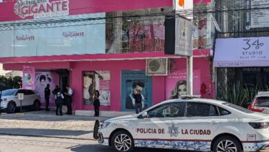 Un elemento de la Policía Auxiliar de Puebla perdió la vida por un disparo aparentemente autoinfligido al exterior del comercio donde prestaba servicio, ubicado sobre el Circuito Juan Pablo II,