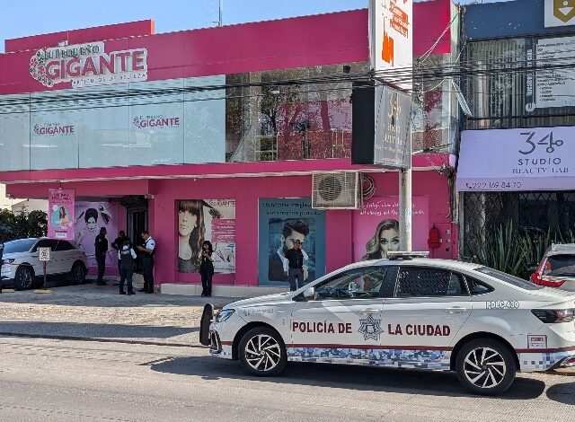 Un elemento de la Policía Auxiliar de Puebla perdió la vida por un disparo aparentemente autoinfligido al exterior del comercio donde prestaba servicio, ubicado sobre el Circuito Juan Pablo II,