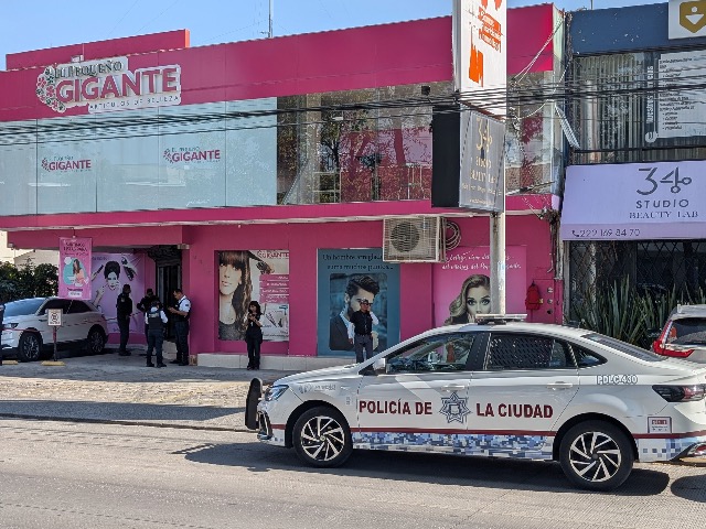 Un elemento de la Policía Auxiliar de Puebla perdió la vida por un disparo aparentemente autoinfligido al exterior del comercio donde prestaba servicio, ubicado sobre el Circuito Juan Pablo II,