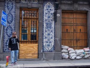 Debido a los daños que sufrieron 10 negocios ubicados en el Bulevar 5 de Mayo y la calle 2 Oriente —a consecuencia de los fuertes aguaceros registrados la semana pasada en la capital poblana—, dueños de otros establecimientos han comenzado a colocar protecciones