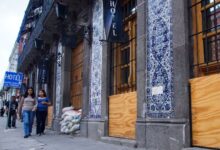 Debido a los daños que sufrieron 10 negocios ubicados en el Bulevar 5 de Mayo y la calle 2 Oriente —a consecuencia de los fuertes aguaceros registrados la semana pasada en la capital poblana—, dueños de otros establecimientos han comenzado a colocar protecciones