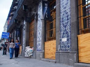 Debido a los daños que sufrieron 10 negocios ubicados en el Bulevar 5 de Mayo y la calle 2 Oriente —a consecuencia de los fuertes aguaceros registrados la semana pasada en la capital poblana—, dueños de otros establecimientos han comenzado a colocar protecciones