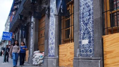 Debido a los daños que sufrieron 10 negocios ubicados en el Bulevar 5 de Mayo y la calle 2 Oriente —a consecuencia de los fuertes aguaceros registrados la semana pasada en la capital poblana—, dueños de otros establecimientos han comenzado a colocar protecciones