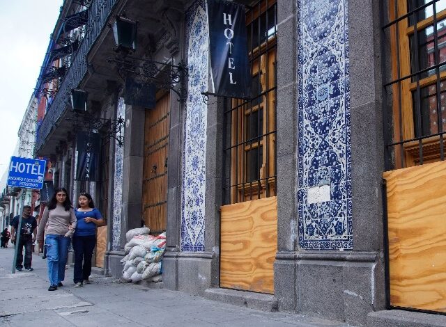 Debido a los daños que sufrieron 10 negocios ubicados en el Bulevar 5 de Mayo y la calle 2 Oriente —a consecuencia de los fuertes aguaceros registrados la semana pasada en la capital poblana—, dueños de otros establecimientos han comenzado a colocar protecciones