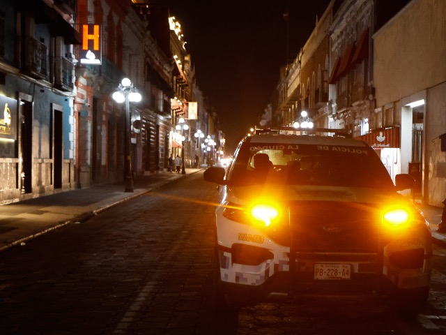 La noche de este lunes 13 de julio se registró una intensa movilización policial en el primer cuadro de la capital poblana, luego de que un intento de robo de vehículo