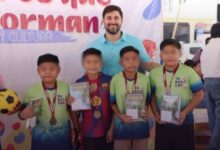 Una premiación deportiva infantil desató una intensa conversación en redes sociales. Un equipo de futbol en Nacajuca, Tabasco, recibió como incentivo tras ganar un torneo local ejemplares de Grandeza, la última obra literaria del expresidente Andrés Manuel López Obrador (AMLO).