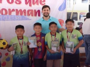 Una premiación deportiva infantil desató una intensa conversación en redes sociales. Un equipo de futbol en Nacajuca, Tabasco, recibió como incentivo tras ganar un torneo local ejemplares de Grandeza, la última obra literaria del expresidente Andrés Manuel López Obrador (AMLO).