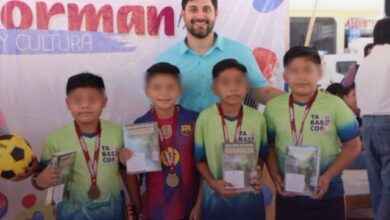Una premiación deportiva infantil desató una intensa conversación en redes sociales. Un equipo de futbol en Nacajuca, Tabasco, recibió como incentivo tras ganar un torneo local ejemplares de Grandeza, la última obra literaria del expresidente Andrés Manuel López Obrador (AMLO).