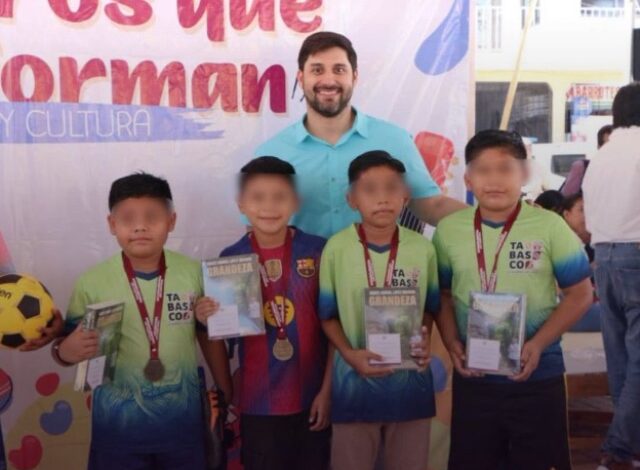 Una premiación deportiva infantil desató una intensa conversación en redes sociales. Un equipo de futbol en Nacajuca, Tabasco, recibió como incentivo tras ganar un torneo local ejemplares de Grandeza, la última obra literaria del expresidente Andrés Manuel López Obrador (AMLO).