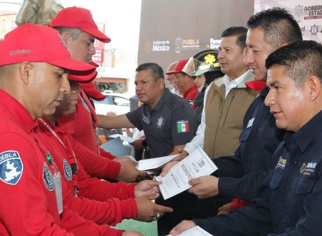 El gobernador Alejandro Armenta Mier refrendó su respaldo al Heroico Cuerpo de Bomberos del Estado al anunciar la construcción de 400 viviendas destinadas a sus integrantes y a personal de seguridad.