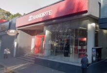 La mañana de este jueves 6 de agosto, un sujeto asaltó una sucursal bancaria ubicada en el bulevar 5 de Mayo, en Plaza Dorada. El hombre amagó a una empleada con hacer estallar una bomba mediante una nota escrita y huyó con un botín de 3 mil 500 pesos en efectivo.