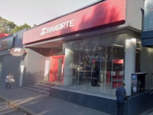 La mañana de este jueves 6 de agosto, un sujeto asaltó una sucursal bancaria ubicada en el bulevar 5 de Mayo, en Plaza Dorada. El hombre amagó a una empleada con hacer estallar una bomba mediante una nota escrita y huyó con un botín de 3 mil 500 pesos en efectivo.