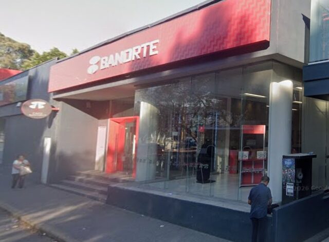 La mañana de este jueves 6 de agosto, un sujeto asaltó una sucursal bancaria ubicada en el bulevar 5 de Mayo, en Plaza Dorada. El hombre amagó a una empleada con hacer estallar una bomba mediante una nota escrita y huyó con un botín de 3 mil 500 pesos en efectivo.