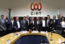 El presidente de la Cámara Nacional de la Industria de Radio y Televisión (CIRT), Antonio García Herrera, reconoció la apertura de la presidenta Claudia Sheinbaum tras la aprobación de los nuevos lineamientos sobre el Derecho de las Audiencias. García Herrera mostró su satisfacción por el acuerdo y destacó el trabajo coordinado con el Gobierno Federal. Durante su mensaje, aseguró que México garantiza el ejercicio pleno de la libertad de expresión mediante un modelo de autorregulación para los medios de comunicación. "Se puede ejercer plenamente la libertad de expresión en este país. Hoy hay que festejar porque llegamos a un gran equilibrio", puntualizó el líder de la CIRT sobre el alcance de estas medidas.