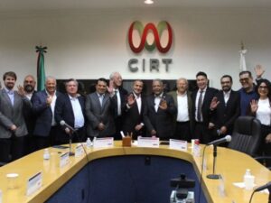 El presidente de la Cámara Nacional de la Industria de Radio y Televisión (CIRT), Antonio García Herrera, reconoció la apertura de la presidenta Claudia Sheinbaum tras la aprobación de los nuevos lineamientos sobre el Derecho de las Audiencias. García Herrera mostró su satisfacción por el acuerdo y destacó el trabajo coordinado con el Gobierno Federal. Durante su mensaje, aseguró que México garantiza el ejercicio pleno de la libertad de expresión mediante un modelo de autorregulación para los medios de comunicación. "Se puede ejercer plenamente la libertad de expresión en este país. Hoy hay que festejar porque llegamos a un gran equilibrio", puntualizó el líder de la CIRT sobre el alcance de estas medidas.
