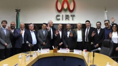 El presidente de la Cámara Nacional de la Industria de Radio y Televisión (CIRT), Antonio García Herrera, reconoció la apertura de la presidenta Claudia Sheinbaum tras la aprobación de los nuevos lineamientos sobre el Derecho de las Audiencias. García Herrera mostró su satisfacción por el acuerdo y destacó el trabajo coordinado con el Gobierno Federal. Durante su mensaje, aseguró que México garantiza el ejercicio pleno de la libertad de expresión mediante un modelo de autorregulación para los medios de comunicación. "Se puede ejercer plenamente la libertad de expresión en este país. Hoy hay que festejar porque llegamos a un gran equilibrio", puntualizó el líder de la CIRT sobre el alcance de estas medidas.