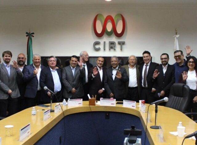 El presidente de la Cámara Nacional de la Industria de Radio y Televisión (CIRT), Antonio García Herrera, reconoció la apertura de la presidenta Claudia Sheinbaum tras la aprobación de los nuevos lineamientos sobre el Derecho de las Audiencias. García Herrera mostró su satisfacción por el acuerdo y destacó el trabajo coordinado con el Gobierno Federal. Durante su mensaje, aseguró que México garantiza el ejercicio pleno de la libertad de expresión mediante un modelo de autorregulación para los medios de comunicación. "Se puede ejercer plenamente la libertad de expresión en este país. Hoy hay que festejar porque llegamos a un gran equilibrio", puntualizó el líder de la CIRT sobre el alcance de estas medidas.