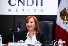 La Comisión Nacional de los Derechos Humanos (CNDH) lanzó una nueva sección en su portal oficial para desmentir públicamente notas y reportajes periodísticos. Con esta iniciativa, activada en agosto de 2026, el organismo busca responder a los contenidos que considera imprecisos o engañosos sobre su labor.