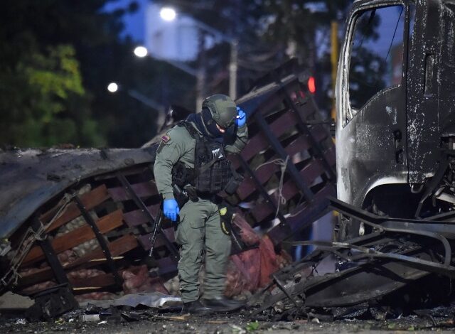 Un camión bomba explotó durante la madrugada del sábado junto a una estación de policía en Cúcuta, Colombia, cerca de la frontera con Venezuela.