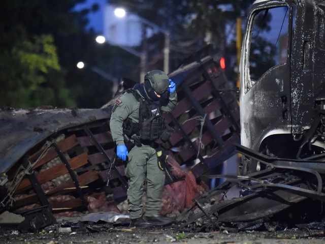 Un camión bomba explotó durante la madrugada del sábado junto a una estación de policía en Cúcuta, Colombia, cerca de la frontera con Venezuela.
