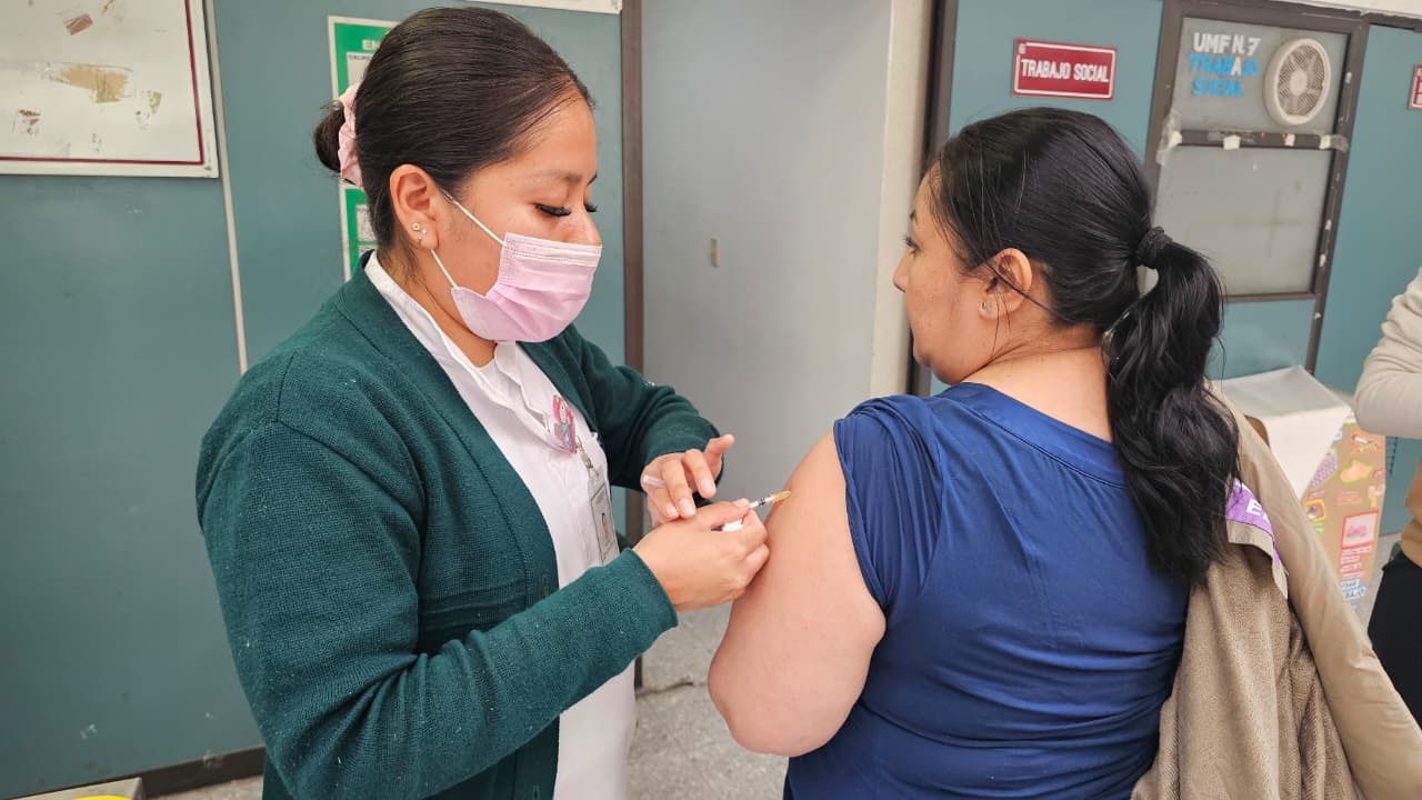 Inicia campaña intensiva de vacunación del IMSS