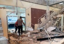 Los equipos de emergencia buscan a posibles supervivientes entre los escombros este sábado tras un fuerte terremoto de magnitud 7.7 en el este de Indonesia. Las autoridades de gestión de catástrofes confirman al menos 47 muertos y 50 heridos