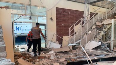 Los equipos de emergencia buscan a posibles supervivientes entre los escombros este sábado tras un fuerte terremoto de magnitud 7.7 en el este de Indonesia. Las autoridades de gestión de catástrofes confirman al menos 47 muertos y 50 heridos