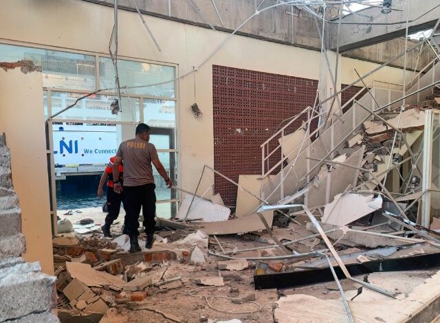 Los equipos de emergencia buscan a posibles supervivientes entre los escombros este sábado tras un fuerte terremoto de magnitud 7.7 en el este de Indonesia. Las autoridades de gestión de catástrofes confirman al menos 47 muertos y 50 heridos