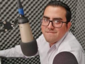 Habitantes de la Sierra Mazateca, familiares y colegas del gremio radial unieron esfuerzos para dar con el paradero de Iván Michel Atilano, comunicador de la estación Evolución 98.5 FM, quien fue visto por última vez el pasado martes 18 de agosto en el centro de Huautla de Jiménez, Oaxaca.