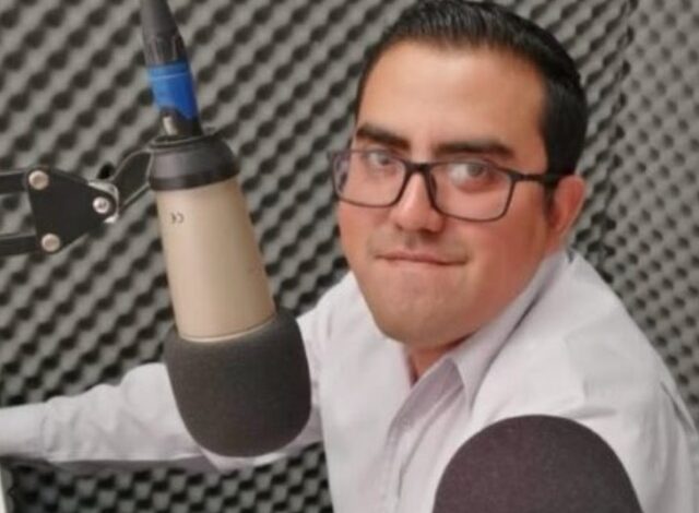 Habitantes de la Sierra Mazateca, familiares y colegas del gremio radial unieron esfuerzos para dar con el paradero de Iván Michel Atilano, comunicador de la estación Evolución 98.5 FM, quien fue visto por última vez el pasado martes 18 de agosto en el centro de Huautla de Jiménez, Oaxaca.