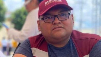 El hombre localizado sin vida la mañana de este sábado sobre la carretera Amozoc–Nautla fue identificado de manera preliminar como Jimmy Bonilla Varela, coordinador del partido Morena en Amozoc
