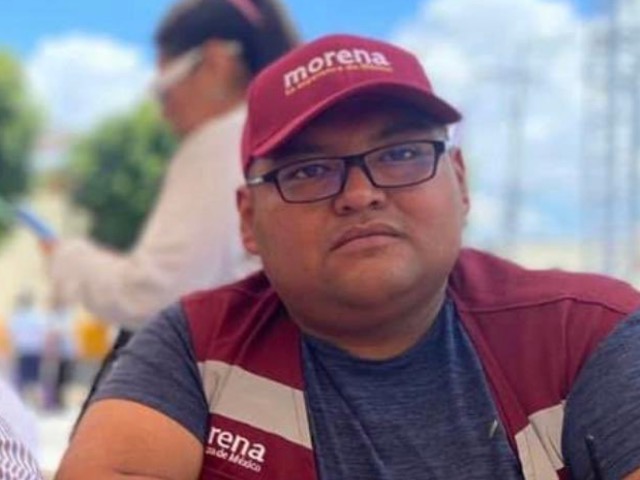 El hombre localizado sin vida la mañana de este sábado sobre la carretera Amozoc–Nautla fue identificado de manera preliminar como Jimmy Bonilla Varela, coordinador del partido Morena en Amozoc