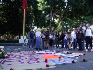 Familiares y conocidos de Karla Valeria se congregaron en el Zócalo de la capital poblana para colocar una ofrenda en su memoria y marcharon hacia la Fiscalía General del Estado (FGE)