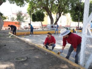 Personal del DIF Municipal de San Pedro Cholula y la Delegación 18 del SEDIF Puebla realizaron una jornada de mantenimiento integral en el parque del barrio de Santiago Mixquitla