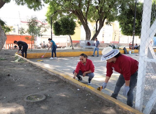 Personal del DIF Municipal de San Pedro Cholula y la Delegación 18 del SEDIF Puebla realizaron una jornada de mantenimiento integral en el parque del barrio de Santiago Mixquitla