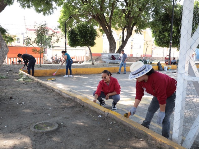Personal del DIF Municipal de San Pedro Cholula y la Delegación 18 del SEDIF Puebla realizaron una jornada de mantenimiento integral en el parque del barrio de Santiago Mixquitla
